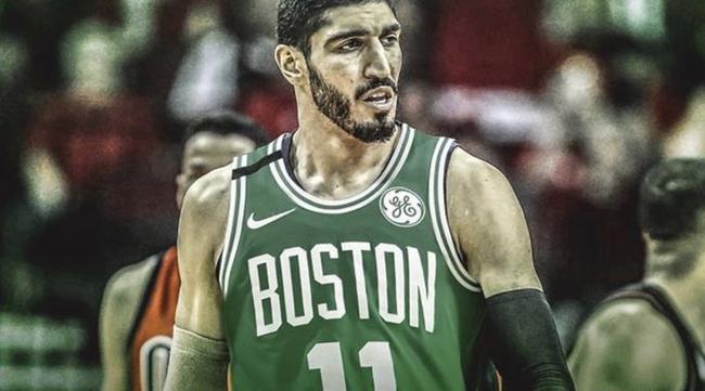 Kante indossa una maglia Boston Celtics numero 11